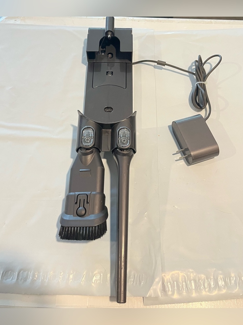 Dyson V6: Genuine Dyson Wall Mount Charging Dock For V6 Series W/ 2 Attachments